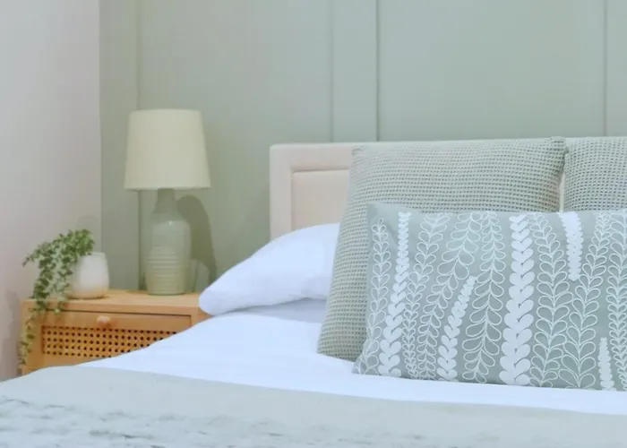 Stunning Modern Apartment Sleeps 4 - 6 Min Walk From Golden Beaches-Free Parking
