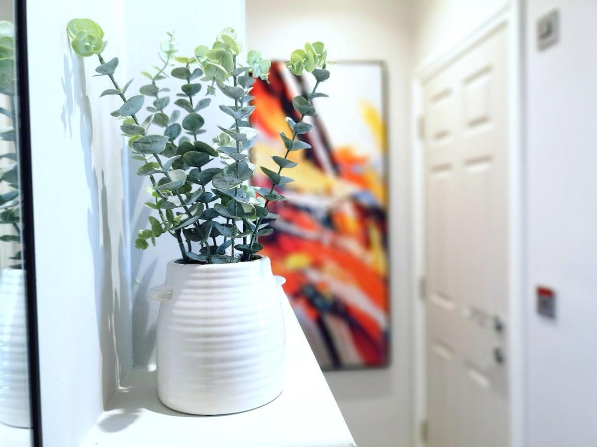 Stunning Modern Sleeps 4 - 6 Min Walk From Golden Beaches-free Parking Apartment Bournemouth