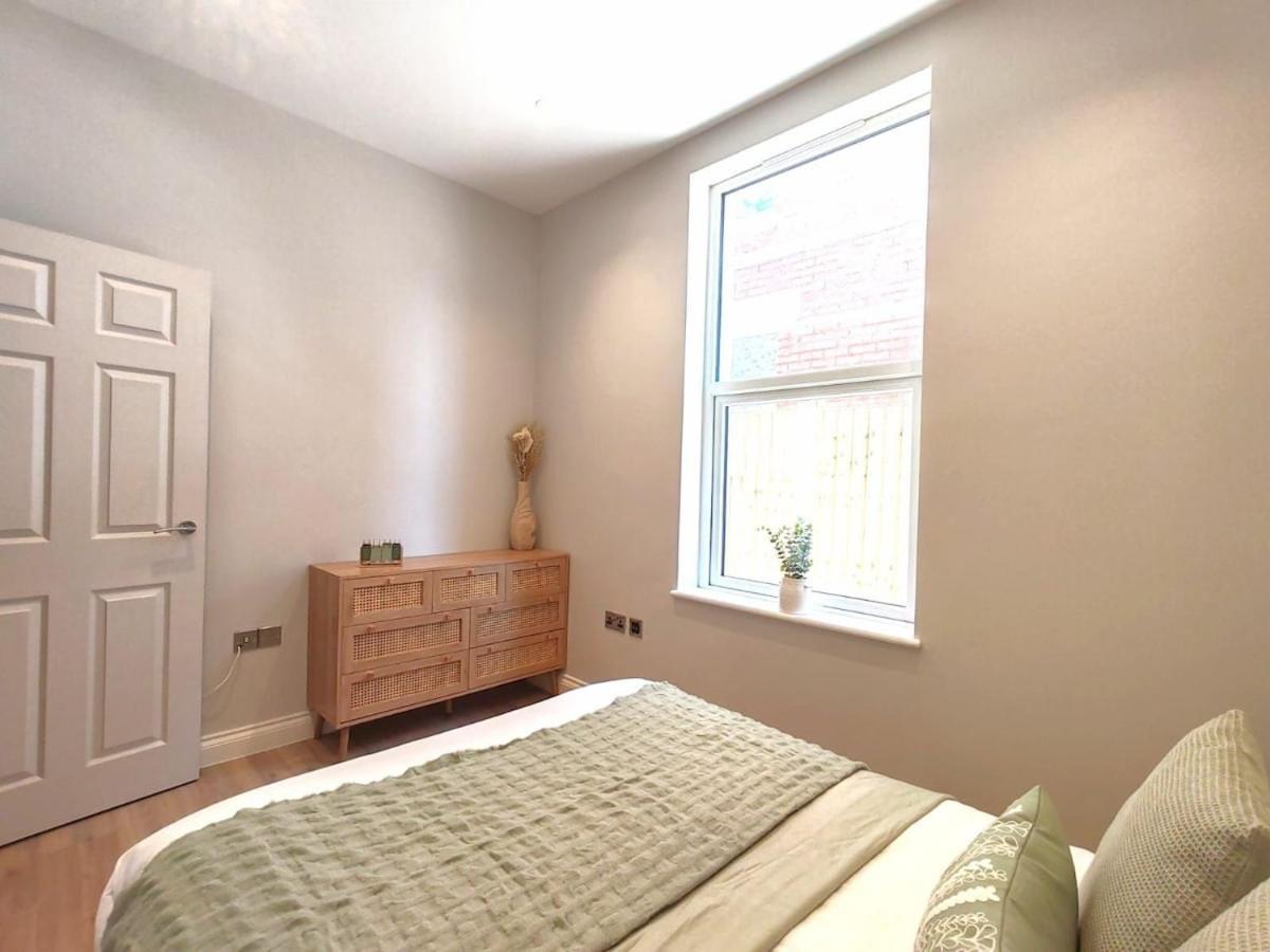 Apartment Stunning Modern Sleeps 4 - 6 Min Walk From Golden Beaches-free Parking *