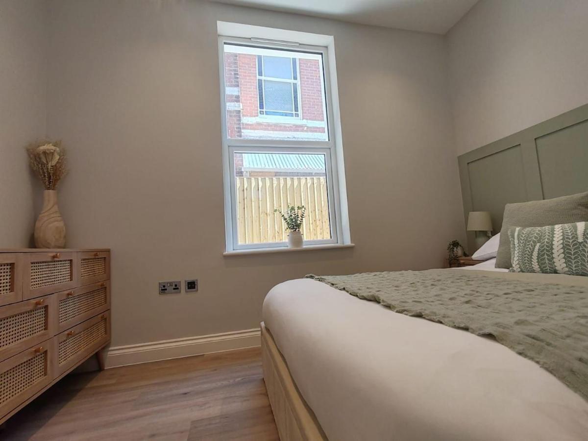 Stunning Modern Sleeps 4 - 6 Min Walk From Golden Beaches-free Parking