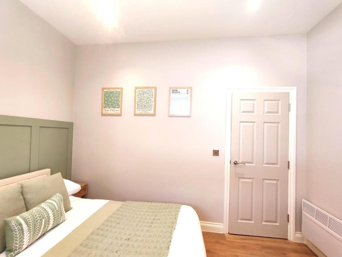 Stunning Modern Sleeps 4 - 6 Min Walk From Golden Beaches-free Parking Apartment *