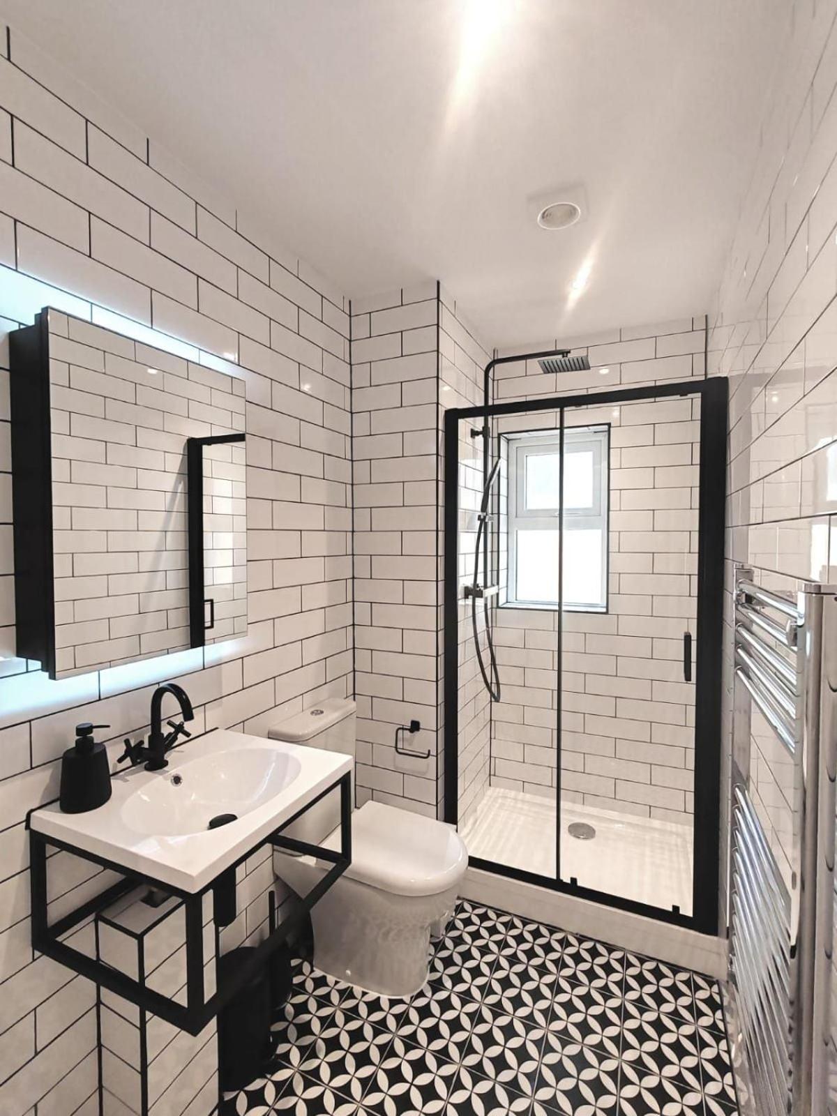 Stunning Modern Sleeps 4 - 6 Min Walk From Golden Beaches-free Parking Apartment