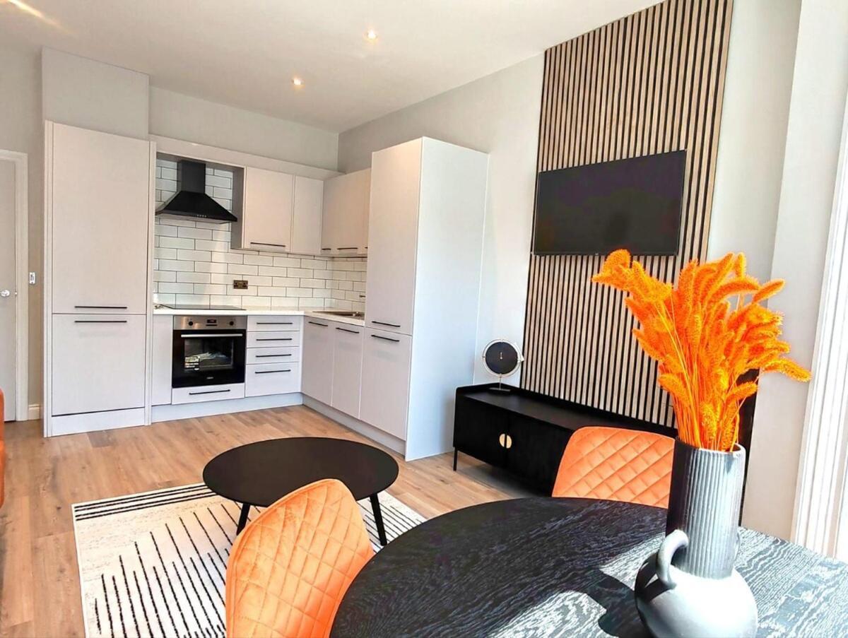 Apartment Stunning Modern Sleeps 4 - 6 Min Walk From Golden Beaches-free Parking