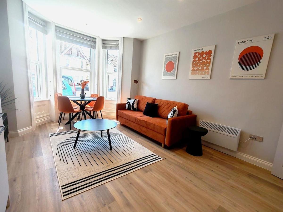 Apartment Stunning Modern Sleeps 4 - 6 Min Walk From Golden Beaches-free Parking
