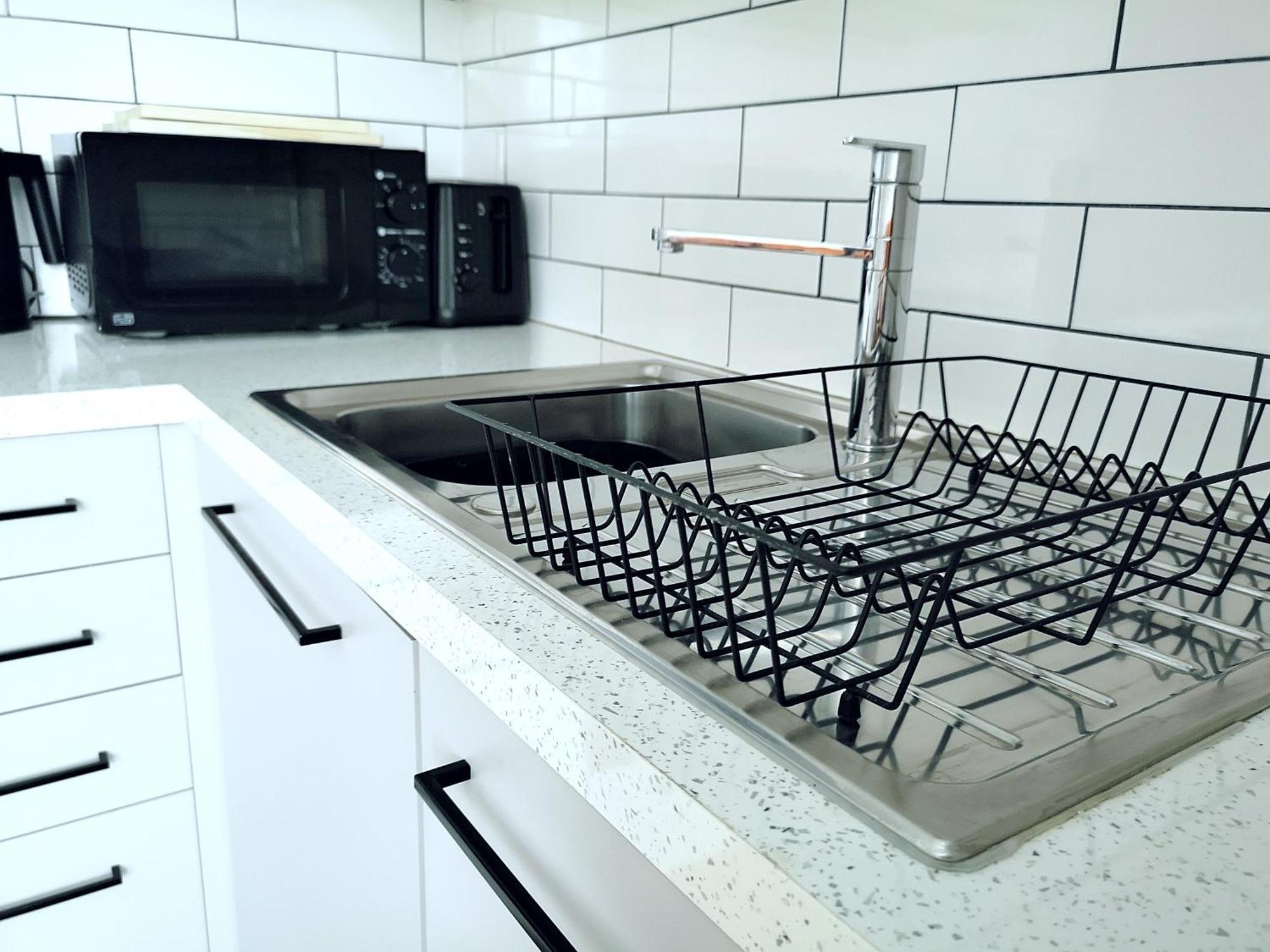 Stunning Modern Sleeps 4 - 6 Min Walk From Golden Beaches-free Parking Apartment