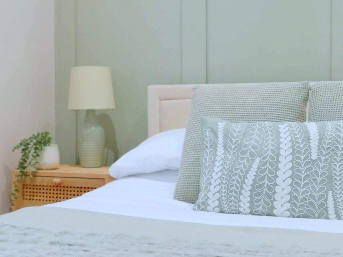 Stunning Modern Sleeps 4 - 6 Min Walk From Golden Beaches-free Parking * Bournemouth