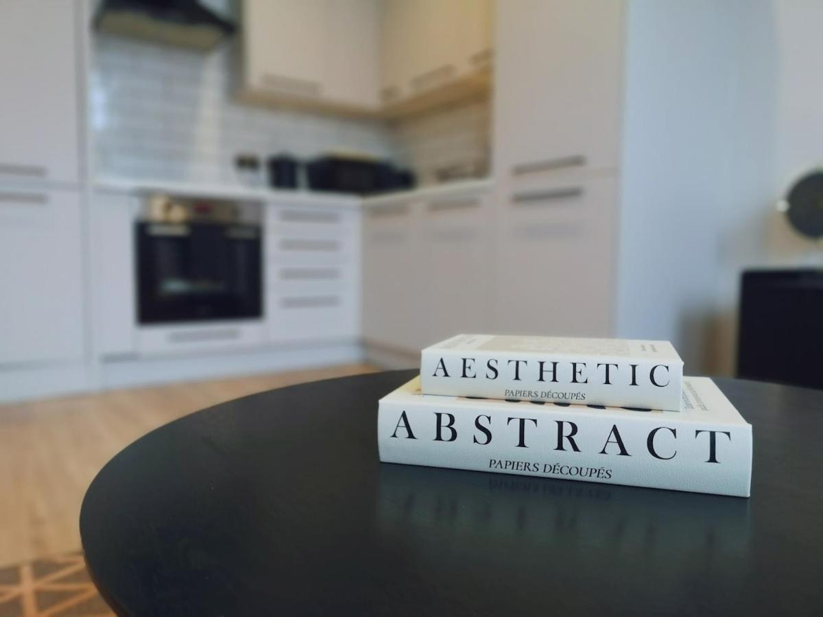 Stunning Modern Sleeps 4 - 6 Min Walk From Golden Beaches-free Parking