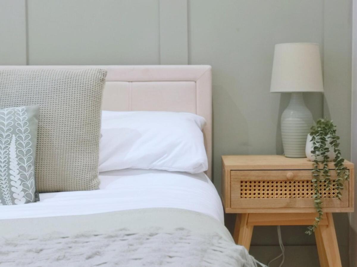 Stunning Modern Sleeps 4 - 6 Min Walk From Golden Beaches-free Parking Apartment *