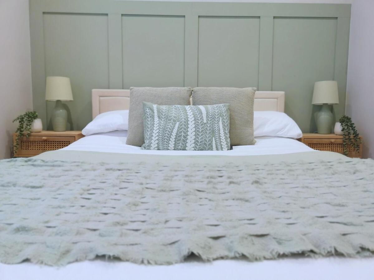 Stunning Modern Sleeps 4 - 6 Min Walk From Golden Beaches-free Parking